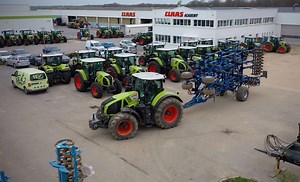 Bonjour à tous ! Aujourd'hui montez avec mon dans un CLAAS Axion 960 d'une puissance de 445 Chevaux. Je prend en main ce tracteur au champs sur un Köckerling France SAS Vario d'une largeur de 7m50! Bon visionnage ! Bon dimanche ! | HLG machinery