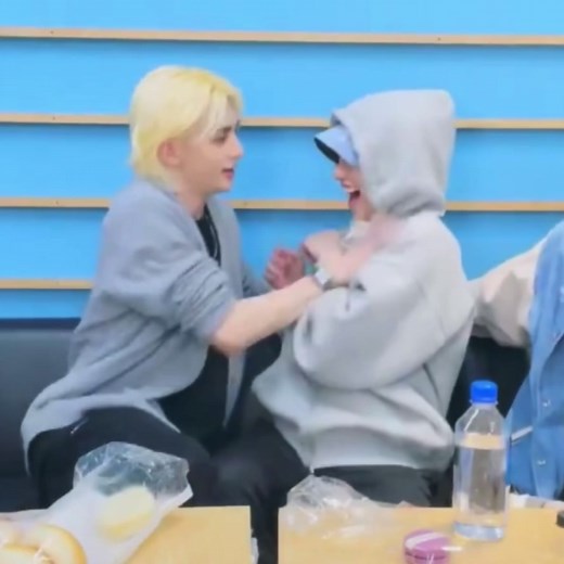 Hyunlix Touchy Vlive Moment: Felix Holding Hyunjin's Waist