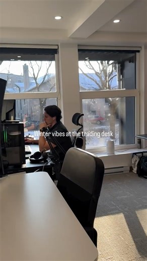 Northview | Trading Algorithmique on Instagram: "Winter vibes at the trading desk. Algo development, trading, and execution. Wishing everyone a productive day."