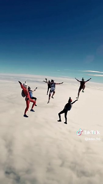 Menariknya Skydiving: Aktivitas Mengasyikkan di Puncak