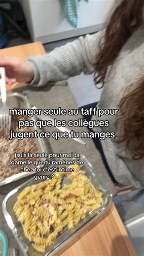 Manger seul au travail : moments drôles en musculation