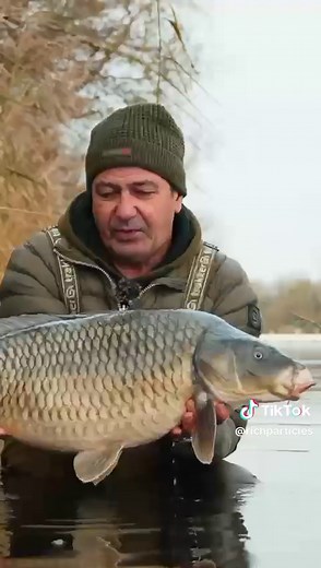 Diese Session mit Rich Particles eskaliert komplett - schaut euch den neuen Film von Trakker bei YouTube an 🍿 #karpfenangeln #carpfishing #richparticles #angeln #fishing