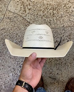 American Hat Co 🇺🇸: 8200 2CBLK 4 1/4” Brim Available online at Larazawestern.com ⬅️ #AmericanHatCo #StrawHat #Western #LaRazaWesternWear #Men #Summer | La Raza Western Wear