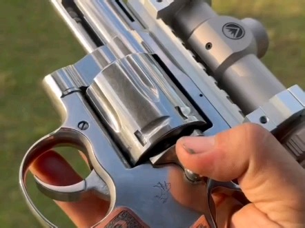 柯尔特巨蟒左轮手枪实弹射击