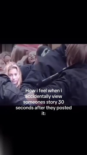 matcha.co on Instagram: "日本利用压电瓷砖将脚步转化为电能。这些瓷砖捕捉来自你脚步的动能。当你行走时，你的重量和动作会对瓷砖产生压力。瓷砖会轻微弯曲，从而产生机械应力。瓷砖内部的压电材料将这种应力转化为电能。每一步都会产生少量电荷，而数百万步结合在一起就能产生足够的电力来驱动LED 灯、数字显示屏和传感器。在像涩谷车站这样繁忙的地方，每天大约有240万个脚步为这一系统作出贡献。这些电能可以被储存或立即使用，从而减少对传统电力来源的依赖，并支持可持续的城市基础设施。这种方法将日常运动转化为实用的可再生能源 #日本#知识#事实 #你知道吗 #推荐 #科技 #创新 #历史 #技术 #实验#热门"