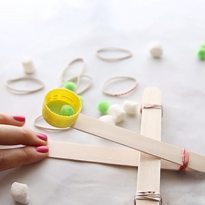 10K views · 128 reactions | Make your own catapult! It's so easy and perfect for play and STEM! https://littlebinsforlittlehands.com/popsicle-stick-catapult-kids-stem-activity/ | Little Bins for Little Hands | Facebook