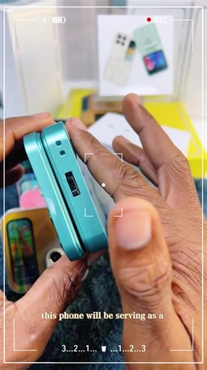 FUFFI fashionable mini smartphone with a 3-inch high-definition screen, a quad-core processor, 2GB 16GB of memory, 3G network, dual SIM dual standby, and a 900 mAh battery. It's an Android phone smaller than a card.