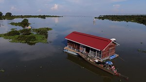 គម្រោង គាំពារ និងអភិវឌ្ឍកុមារតូចតំបន់បណ្តែតទឹក អង្គការ Save the Children ប្រចាំប្រទេសកម្ពុជា បានសាងសង់សាលាមត្តេយ្យសិក្សាបណ្តែតទឹកចំនួន ៣ មណ្ឌលរចនាយ៉ាងពិសេសដែលអាចបណ្តែតលើទឹក ឬអាចនៅលើដីគោកអាស្រ័យទៅតាមរដូវកាល។ យើងបានរចនាប្លង់និងសង់ឡើងគោរពទៅតាមស្តង់ដារ ដើម្បីធានាពីសុវត្ថិភាព រួមមាន អនាម័យ និងចំណាយថវិកាតិចក្នុងការសាងសង់ និងប្រតិបតិ្តការ។ បន្ថែមពីនេះទៀត (ថ្វីបើមិនបានបង្ហាញក្នុងវីដេអូនេះក៏ដោយ) យើងបានសាងសង់អគារមត្តេយ្យសិក្សាចំនួន ៤កន្លែង ក្នុងសហគមន៍ក្នុងលិចទឹកដែលផុតពីដី មិនលិចទឹកនៅក្នុងរដូវវស្សា។ ការងារ