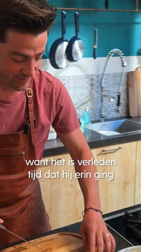 Chef Hugo is er weer! Hij laat zien hoe je deze noedelsalade met mango en garnalen maakt. 🥭🦐 Door de mix van fris, zoet en een beetje pit is de salade perfect in balans en zeer geschikt voor het lekkere weer dit weekend. Check het recept in de AH-app of via deze link: bit.ly/noedelsalade-mango | Allerhande