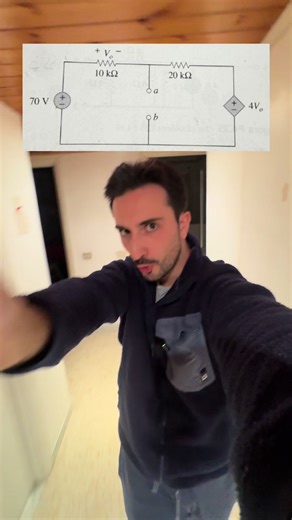 Calcolare il circuito equivalente di Thevenin ai capi dei morsetti a-b