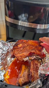 Hola Foodies! 👨🏻‍🍳 ¿Sabías que podés usar papel aluminio en el Air Fryer sin problema? Así evitás ensuciar tanto y lográs una cocción más pareja 😍 Yo lo usé para preparar unas costillitas brutales (el marinado se los dejo abajo 👇) Recuerden: el Air Fryer funciona como horno de convección, ¡así que no hay lío! 🧠 Truquito pro que nadie te había contado… hasta ahora. Guardá este post y probalo ✨ #HolaFoodies #TrucosDeCocina #AirFryerTips #CostillasAlAirFryer #FoodieHack #Foodieliciousni #Coci