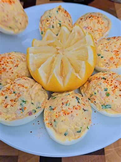 🥚 Œufs farcis gourmands au poisson fumé 🥣 Sauce légère maison Ingrédients : 2 œufs 1 cuillère à soupe de moutarde 1 à 2 cuillères à soupe de jus de citron frais 2 à 3 cuillères à soupe d’huile d’olive 3 cuillères à soupe d’eau Sel et poivre (⚠️ dose légère : le poisson fumé est déjà salé) 🐟 Garniture aux œufs et truite fumée Ingrédients : 4 œufs durs 1 à 2 tranches de truite fumée finement coupées 2 à 3 cuillères à soupe de sauce légère 1 petite échalote 2 cuillères à soupe de ciboulette cise