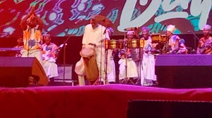 9.6K views · 1.1K reactions | Fin du concert de musique traditionnelle qui clôture les Vodun days 2024 en apothéose à Ouidah. Sagbohan Danialou a exécuté plusieurs de ses nombreuses chansons devenues des tubes. Le public a été émerveillé. A l'intonation de chaque morceau de l'Homme orchestre, des spectateurs reprennent en chœur et saluent les talents de musicien, de percussionniste et de chanteur de la star béninoise. | Bénin TV - SRTB | Facebook