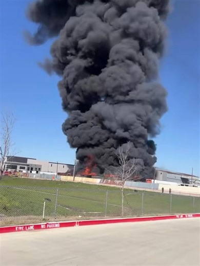 605K views · 5.1K reactions | Large fire happening in Dallas near Singleton Blvd and Westmoreland this afternoon | Dallas Texas TV | Facebook