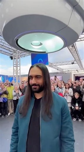 The Future of Barbershops? 💈 AI Machine cuts long hair in seconds! 😱