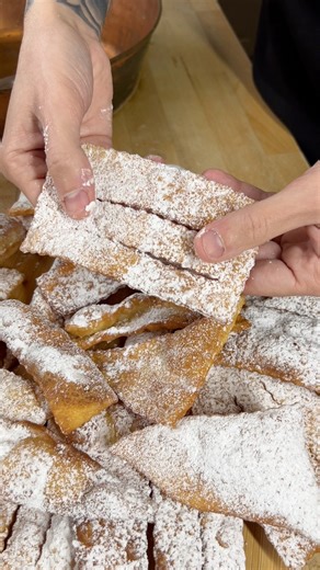 🇮🇹 Chiacchiere 🤩 Vous avez été très nombreux (plus de 1000 commentaires 😱) sous la vidéo du sanguinaccio à m’écrire « recette », après avoir vu la chiacchiere plongée dans le sanguinaccio 🍫✨ Comme promis… voici la recette des chiacchiere ! Ingrédients (pour 40–50 pièces ): * 300 g de farine type 00 * 40 g de sucre * 2 œufs moyens * 60 g de lait * 30 g de beurre fondu * ½ tasse à café de rhum * 1 citron (zeste uniquement) * 1 pincée de sel * 1 litre d’huile de tournesol (pour la friture) * S