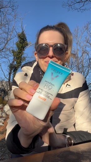 Ljekarna Cvit Likarije on Instagram: "Korištenje SPF-a je navika kao i sve drugo. Par puta mi se znalo dogoditi da u brzini zaboravim nanijeti SPF. I znaš kako sam se osjećala? Kao kad sjednem u auto i ne zavežem pojas. Nelagoda i nesigurnost. Kako koristim SPF zimi? Tijekom tjedna koristim hidratantnu njegu sa nižim SPF-om. Trenutno koristim La Roche Posay Hydraphase HA UV SPF 25. Preko vikenda ili u danima kad sam više na otvorenom koristim kremu sa zaštitnim faktorom 50 te ju obnovim po potre