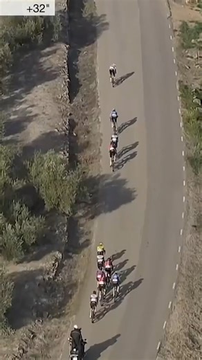 😩🇨🇴 El 𝑪𝑶𝑳𝑴𝑶 de la mala suerte para Egan Bernal Una 𝐝𝐮𝐫𝐚 𝐜𝐚í𝐝𝐚 a 12 km del final de la Clásica Jaén Paraíso Interior le ha enviado al hospital cuando exhibía su mejor nivel desde el accidente de 2022 El 'Cóndor' permanece pendiente de pruebas. ¡Mucho ánimo! #LaCasaDelCiclismo | Eurosport España