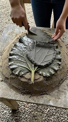 A Garden Leaf + Cement = GORGEOUS Bird Bath for $5 🌿