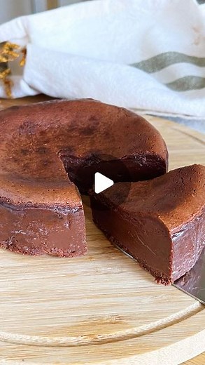 syun cooking on Instagram: "【材料3つ】混ぜて焼くだけ！ 濃厚生チョコケーキ作り方🍫 ◯作るポイント ※ダマがなくなる混ぜよく混ぜる。 ※半生の状態で止める。 ※しっかりと冷やし固める。 ※温めたナイフで切り分ける。 ◯動画のポイント ・材料3つ！ ・混ぜて焼くだけ！ ・バターなし！ ［レシピ］ 材料 12cm型 ◯生チョコケーキ ・チョコレート200g ・卵1個 ・生クリーム100g 1.チョコレートを細かくわる。 2.500wの電子レンジで2分加熱してよく混ぜる。 3.卵を入れてよく混ぜる。 4.生クリームを入れてよく混ぜる。 5.型に生地を流し入れる。 6.180℃に予熱したオーブンで20分焼く。 7.焼けたら粗熱を取り、冷蔵庫で3時間以上冷やす。 8.冷えたら型から外して、切り分ける。 [recipe] Material 12 cm type ◯ Raw chocolate cake ・Chocolate 200g ・1 egg ・Fresh cream 100g #簡単レシピ #簡単料理 #お菓子作り #手作りお菓子 #お菓子レシピ #簡単お菓子