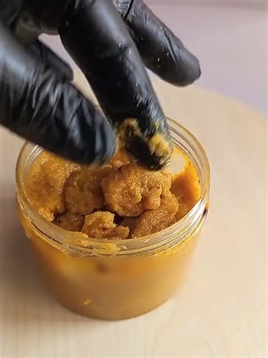 Un gommage corporel naturel qui aide à éliminer les cellules mortes, adoucir la peau et lui donner un aspect plus lumineux et plus uniforme avec une utilisation #égulière.#peau#soindelapeau