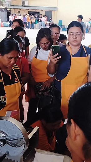 Isang hakbang tungo sa pag-unlad! LIVELIHOOD TRAINING PROGRAM HANDOG NI MAYOR DOKLITO GALAPON Sa pamamagitan ng livelihood training program ng lokal na pamahalaang bayan ng Guimba,sa pangunguna ni Mayor DokLito Galapon. Binibigyang pagkakataon ang mga mamamayan ng Guimba na mapaunlad ang kanilang kaalaman at kabuhayan sa pamamagitan ng paggawa ng kandila, tinapa, iba’t ibang uri ng chips, at itlog na maalat. Ang programang ito ay patunay na sa pagkakaisa at sipag ng bawat Guimbanians, tiyak ang 