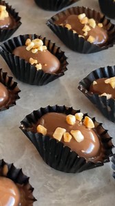 Chocotejas🍫 Ingredientes: • 250 g de mantequilla sin sal • 80 g de azúcar glas • 1 yema de huevo • 1 cucharadita de esencia de vainilla • 50 g de leche en polvo especial para repostería • 40 g de almendras en polvo • 300 g de harina de trigo (usar poco a poco según necesidad) • 100-150 g de almendras enteras (tostadas) Cobertura: • 300 g de chocolate negro para derretir • Almendras picadas o chispas de chocolate para decorar Preparación: 1. Preparar las almendras 1. Precalentar el horno a 150°C