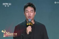 第38届中国电影金鸡奖丨最佳导演提名者亮相，大鹏再次登台，幽默诙谐表达感谢，一个导演在剧组就是一个工种，要依靠大家的信任配合_腾讯新闻
