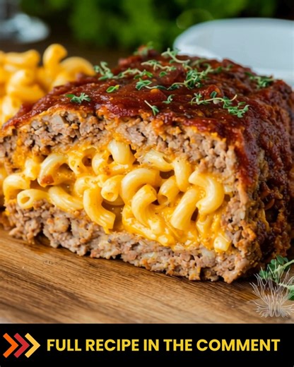 🧀🥩 Mac & Cheese Stuffed Meatloaf 🍝🔥 Juicy beef meatloaf packed with creamy mac & cheese, melty mozzarella, and cheddar—finished with a sweet, tangy glaze for the ultimate comfort mashup! 😍✨ Ingredients: 2 lb extra lean ground beef 1/4 cup bread crumbs 2 eggs Recipe in the Coʍʍеոτ 👇 Enjoy ❤️ | Recipes by banana