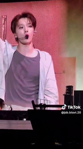 Dino & Seungkwan Perform 'Spell' Together with Seventeen in Chicago