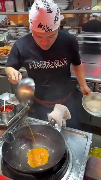 1.1M views · 10K reactions | Wok master @niiyamanaoto shows us how to make the perfect fried rice!  | Foodporn | Facebook