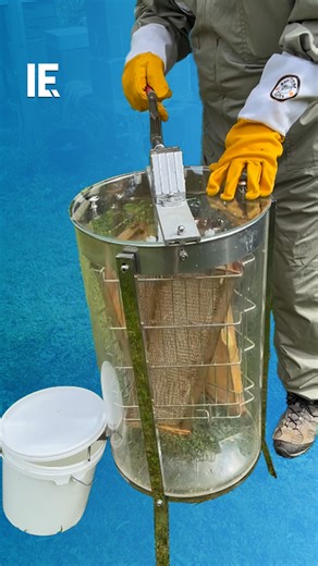Interesting Engineering | This honey extractor spins the honeycomb, drawing out the honey. 📹: @sunnyfieldsbees | Instagram