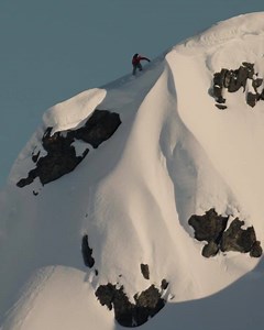 one of my favorite moments while filming for Dark Matter 💙 . See the full movie of this trippy AK adventure together with Travis Rice on Amazone.. | Elias Elhardt