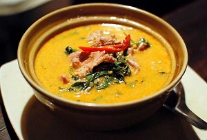 Poulet au curry rouge «Kaeng phed kai», la recette facile