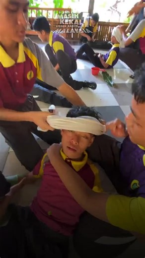 17K reactions · 164 comments | Dik, ni simulasi je taw, bukan betul-betul. Jangan in to character sangat 凉 Tapi yang belakang tu ok ke? Rilek sangat pulak #HotFM #BekpesHot #YangHangatDanTerbaik #RadioNo1 #KJjadiDJ Kredit Tiktok ariffaziz_matyep | Hot FM | Facebook