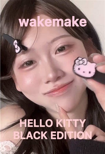 wakemakeとハローキティのコラボコスメがメロかわいすぎた 🩶🎀💭 wakemakeのアイパレットほんとに粉質よし発色よしだし、なんといってもカラーいっぱいで夢のようなパレット🤦🏻🪽 Qoo10のぞいたらすぐに売り切れ続出だったんだけど、Amazon・ZOZOTOWNでも販売中らしいのでぜひチェックしてみてねん 🛒👌🏻 #PR #ウェイクメイク #似合うが見つかる #wakemake #サンリオコラボ