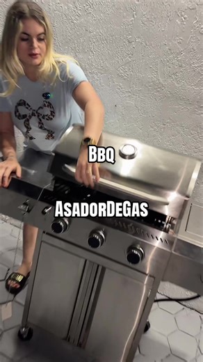 Parrilla de gas R.W.FLAME de 3 quemadores ideal para BBQ en casa, patio o reuniones familiares 🍖🔥 Cuenta con 34,000 BTU de potencia, encendido rápido y estructura de acero inoxidable, resistente y duradera. ✅ 3 quemadores principales quemador lateral ✅ Calentamiento rápido y cocción uniforme ✅ Diseño moderno con ruedas para fácil movilidad ✅ Ideal para carnes, hamburguesas, pollo y más ✅ Perfecta para exteriores Una parrilla completa, potente y elegante para llevar tus asados al siguiente nive