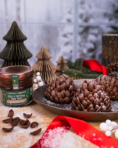 Un gâteau en trompe-l’œil, c’est une valeur sûre pour ravir vos invités ! 🤩 Noël arrive dans moins d’une semaine, alors nous vous proposons une recette facile et amusante pour surprendre vos proches. Faites à partir de pétales de céréales croustillantes et de pâte à tartiner onctueuse et fondante, ces pommes de pin vont vous faire craquer ! 🎄 https://www.lecomptoirdemathilde.com/fr/blog/pommes-de-pin-chocolat | Le Comptoir de Mathilde