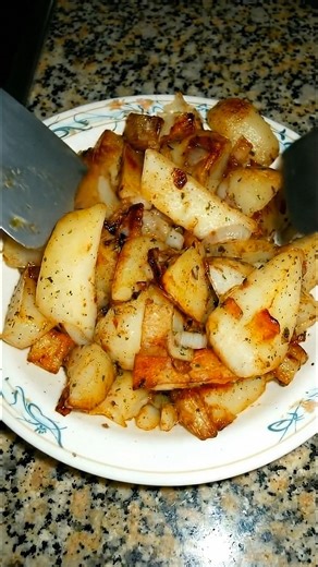 “OMG! Everyone goes crazy for these simple potatoes. Season them however you like… they turn out so tasty and unbelievably satisfying.” Recipe in comments ⬇️ | Delish Recipes
