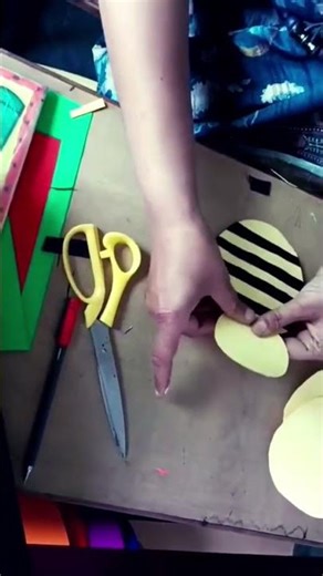 Wait… this cute bee is made from paper?! 🐝✨ #beecraft #papercraft #diycrafts #ytshorts #viralshort