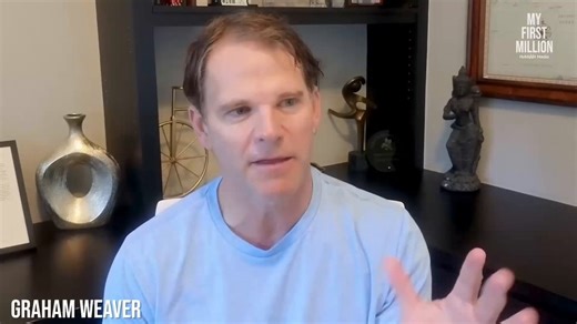 うーん。とっても大事なこと言ってる気がする。*****1. インフラ層（SAFE）：チップ、データセンター、エネルギー - 照明が点いたままならお金を印刷し続けられます。 2. モデル層（RED）：OpenAI、Google、Anthropic - 数十億必要で、成功はすでに価格に織り込まれています。 3. アプリ層（DANGER ZONE）：高い離脱率、LLMアップデートや顧客の自作による絶え間ない攻撃。 4. ユースケース層（GOLD）：退屈な運用事業を買収し、AIを使ってオーバーヘッドを粉砕する。これには本物のキャッシュフロー＋自動化があります。 クラウドの巨人をコードで出し抜こうとするのをやめなさい。 アルゴリズムが追いつけない場所へ行きなさい：独自データ、深い顧客関係、そして現実世界の結果。 究極の堀はより良いプロンプトではなく、現実世界で実際の顧客を所有することです。