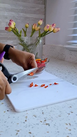 What do you use your kitchen scissors for? Here are some of the things I do with mine 😁 1. Cut peppers for Eggs and Noodles 2. For quickly cutting Spring Onions 3. I trim the fat off meats and chicken easily 4. Quickly cut up spaghetti, bread etc for the kiddos 5. Cut a handful of vegetables into my soup Do you own one? #kitchenscissors #kitchentip #thekitchenmuse | The Kitchen Muse