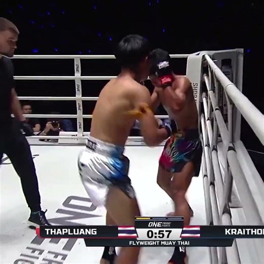 OUT COLD 🥶 Kraithong starches Thapluang in Round 1 of his ONE Friday Fights debut!