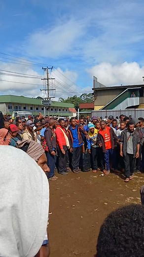 548K views · 10K reactions | "Divine discussion in the Highlands!  Witnessing a lively debate between Sunday and Saturday street preachers in Mt Hagen this morning.樂 | AKII Devels MEDIA | Facebook