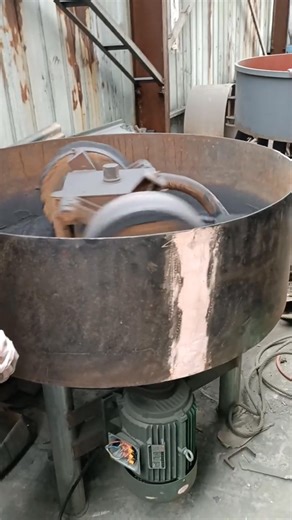 Coal rod machine is a key equipment dedicated to extruding coal powder and other powdery raw materials into high-density rod-shaped fuel. It effectively enhances the utilization value of loose coal through high-pressure forming technology. The finished coal rods are neat and uniform, easy to store and transport, providing an ideal form for subsequent carbonization or direct combustion. #LigniteFormingEquipment #BrownCoalBallFormingEquipment #BrownCoalParticleFormingEquipment #CoalFormingEquipmen