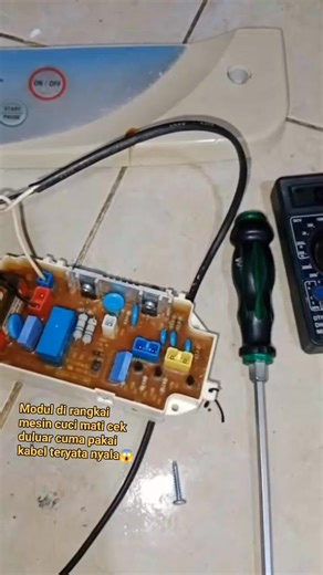 Azka Putra Jaya on Instagram: "Dapat mesin cuci dari rongsokan dites lngsung mati total gak ada kehidupan blm sempet bongkar yang lain cuma bongkar bagian modul saya lepas trus tak tes pakai kabel colokan alhmdulillah murup lumayan cuan dah nmpak 😱🫣 #servis #repair #fyp Sorotan Publik Mention"
