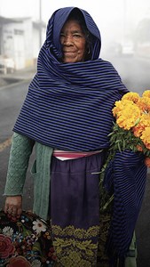 ¿Sabías que el rebozo tradicional de Michoacán es azul con negro? Eduardo López, autor en la nueva revista-libro de Artes de México, nos cuenta la leyenda detrás de este rebozo. 🧣📚 | Artes de México