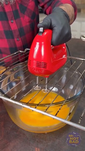 Unusual Kitchen Hack for Beating Eggs with a Hand Mixer and Oven Rack