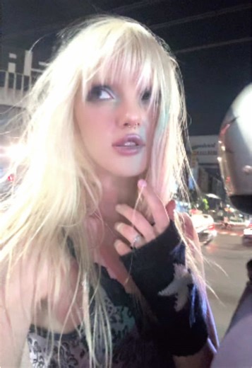 Discovering Vi Alien: A Unique Artist and Singer