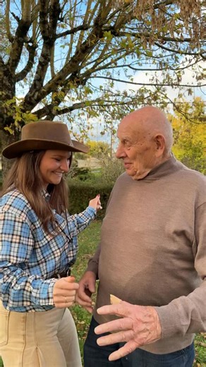POTIMARRON FONDU AU CAMEMBERT 🎃🧀 Avec Papi, on continue dans les recettes d’automne ultra réconfortantes ! Cette fois, un potimarron rôti, du camembert bien coulant, des pommes de terre et du pain autour… bref, le bonheur simple comme on l’aime 😋 👨🏼‍🍳 Ingrédients : 1 potimarron 1 camembert entier 1 à 2 cas d’huile d’olive 1 à 2 cas de miel 1 gousse d’ail hachée Sel, poivre Herbes de Provence Pommes de terre et morceaux de pain pour accompagner 👩🏼‍🍳 Préparation : 1️⃣ Cuisson du potimarro